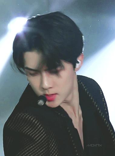 吴世勋油头港风发型上热搜，这个男人帅起来，抬头纹都写着“欲”