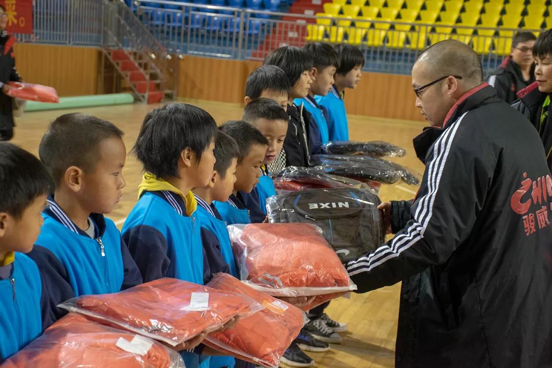 大手拉小手心连心公益活动,大手牵小手传递爱共成长公益活动