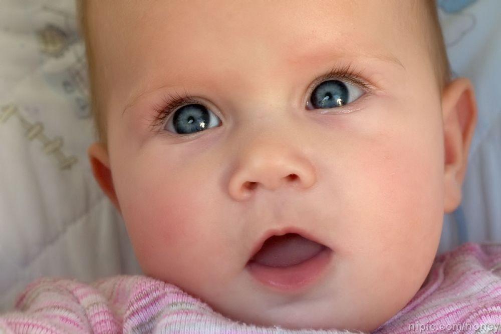 孩子爱舔嘴唇周围都是红的怎么办,孩子老爱舔嘴唇是什么原因