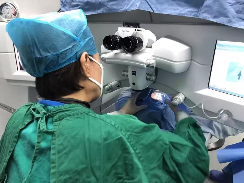 一家两代人同摘镜，齐对眼镜说“Bey,Bey”