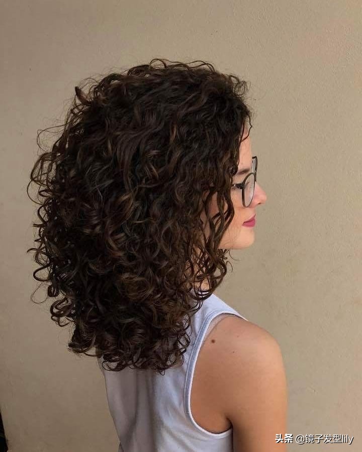 全头烫小卷好看吗40岁,今年流行的发尾烫小卷