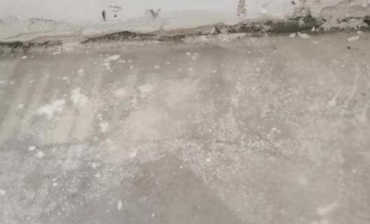 楼上私自把阳台改成卫生间怎么办,楼下把阳台存水弯改了违法吗