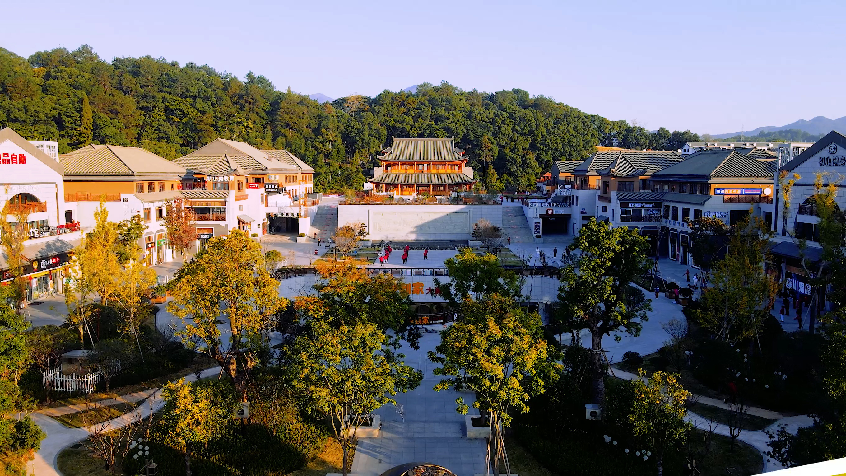 龙泉的青瓷宝剑有名气,为什么龙泉盛产宝剑