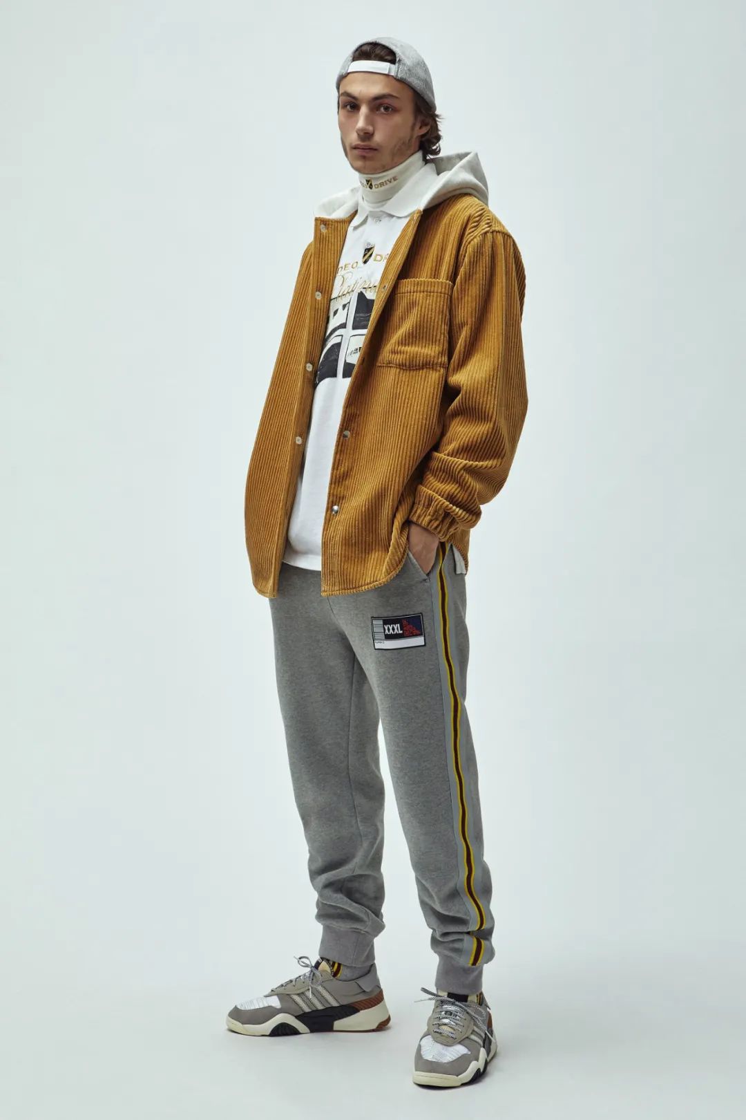 束脚裤的四种穿法,运动鞋束脚裤怎么搭配外套