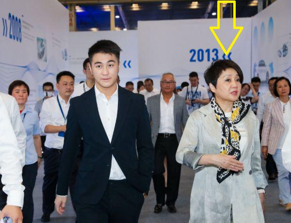 赌王四太跟孩子采访,澳门赌王四姨太梁安琪丝巾