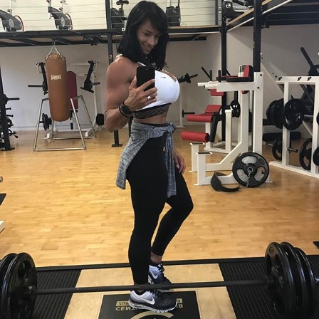 她是瑞典健身达人，由于凸显的腹肌，被粉丝称为“瑞典女超人”