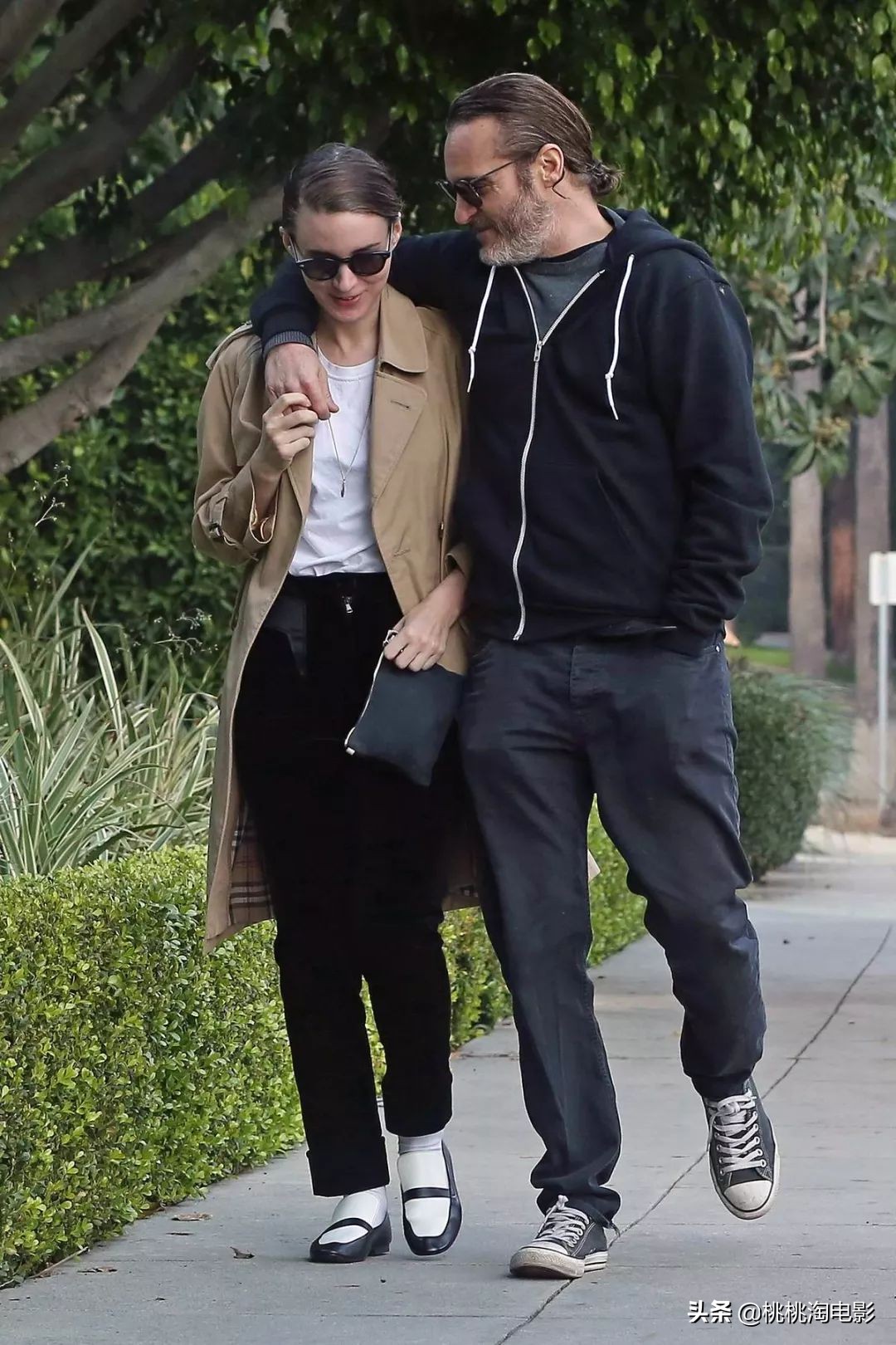 华金菲尼克斯名利场采访,华金菲尼克斯小丑西装