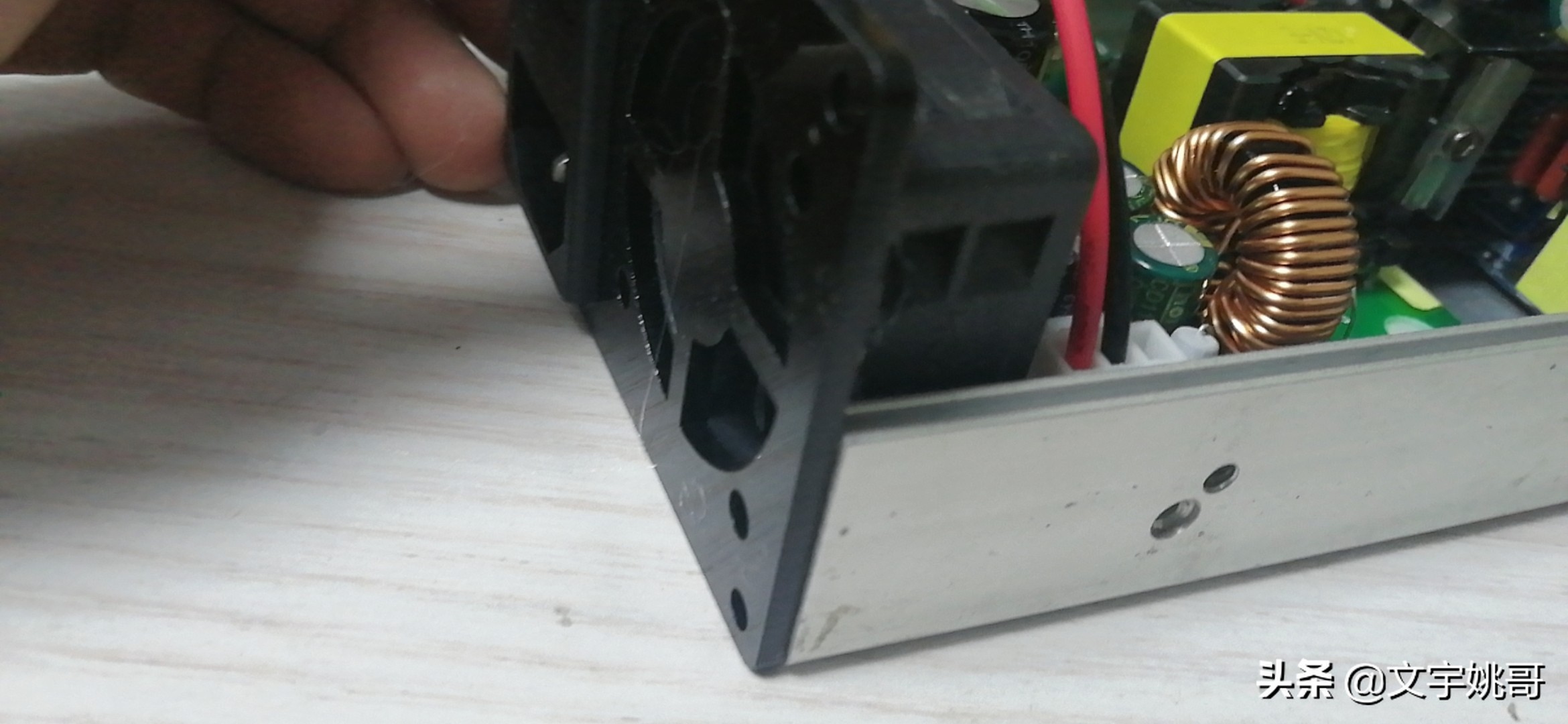 还在玩T12吗?快来看看用WY710高频烙铁主板组装台高性能高频烙铁