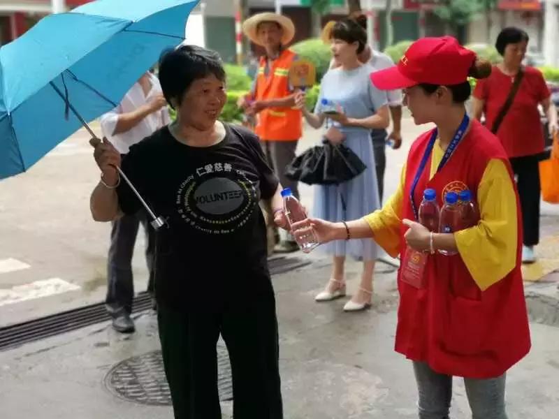 考完啦！莆田考场外上演“00”后深情告白！这些场景都太美~~