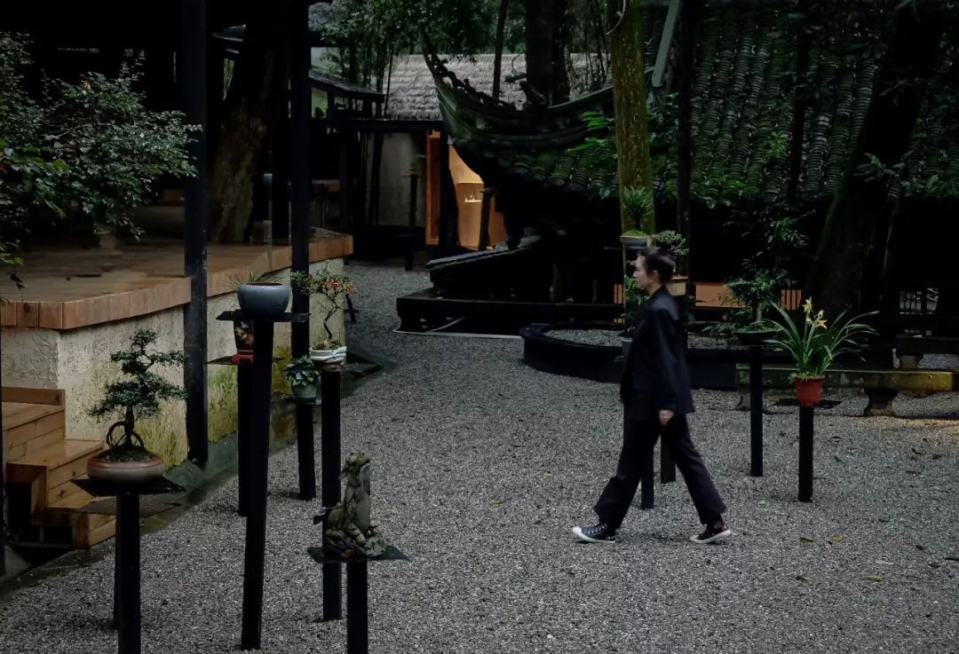 一家开在闹市里的茶馆,一家开在寺庙内的咖啡店