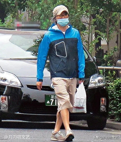 周星驰冲镜头飞吻画面,周星驰飞吻片段