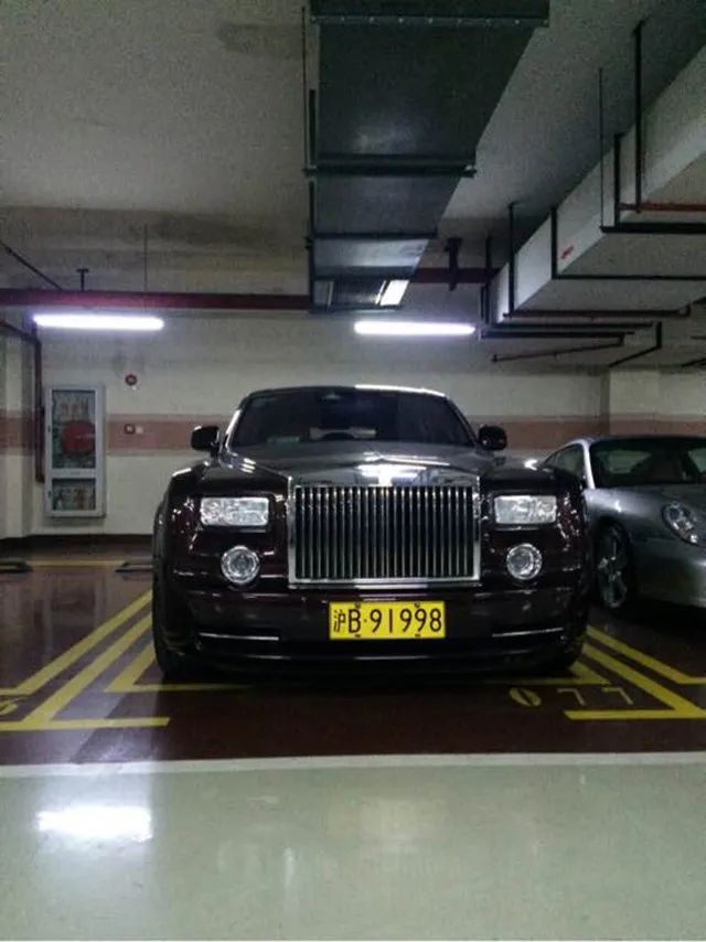 上海顶级豪车最多的小区，几千万的车都有，有几台都是同一个车主