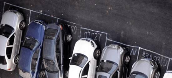 花2000块钱买一辆夏利，一放就是3年，车主：就是为了堵他