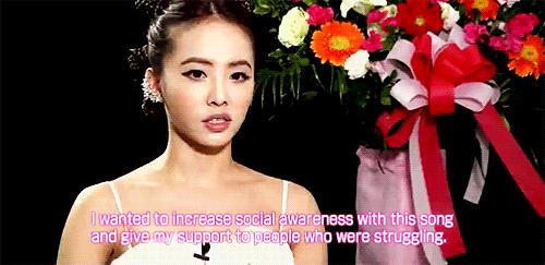 蔡依林的18年老粉儿,蔡依林一身红蓝