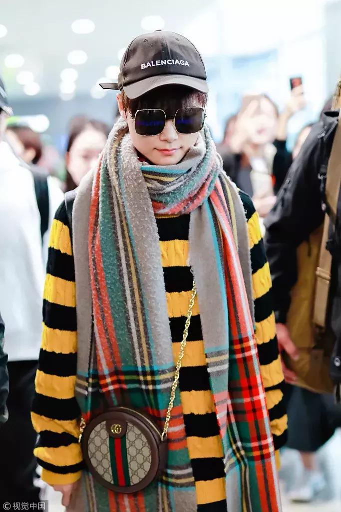 想要冬天穿出高级感,冬天围巾这样系简单又时尚好喜欢