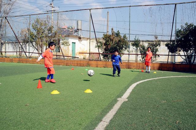 足球基本战术配合方法都有哪些,足球队员基础差用什么战术