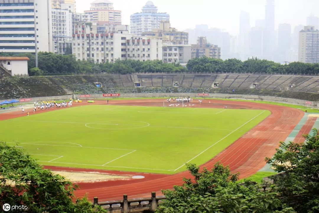 大田湾体育场贺龙雕像照片,贺龙体育场