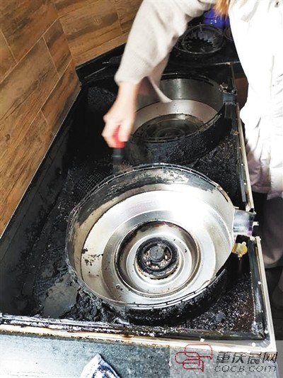 集成灶燃烧有爆燃声,集成灶底座下面起火