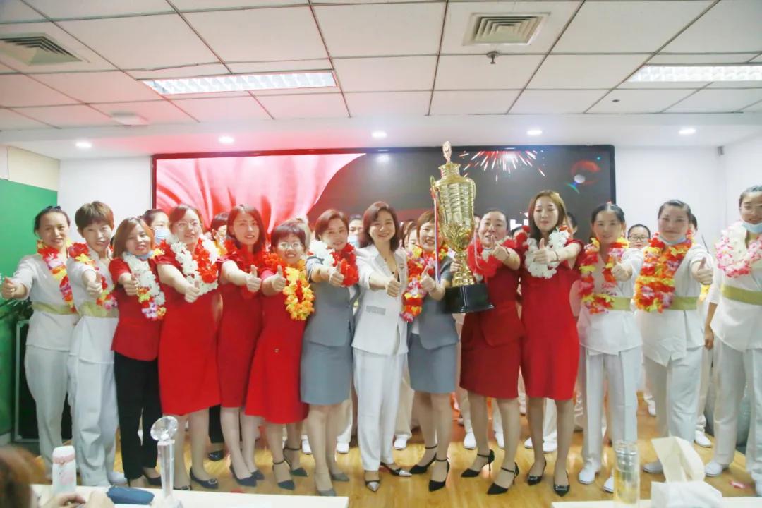 辛勤耕耘，硕果累累｜曲姿召开8月份表彰大会
