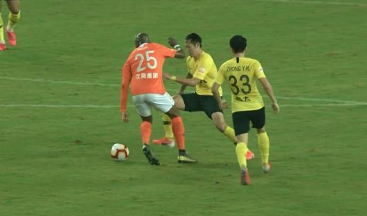 别再想接班郑智！前国奥核心再现空气式停球，难怪卡帅看不上他