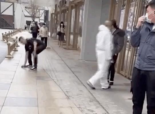 拒戴口罩还辱骂工作人员,外籍男子拒戴口罩攻击防疫人员
