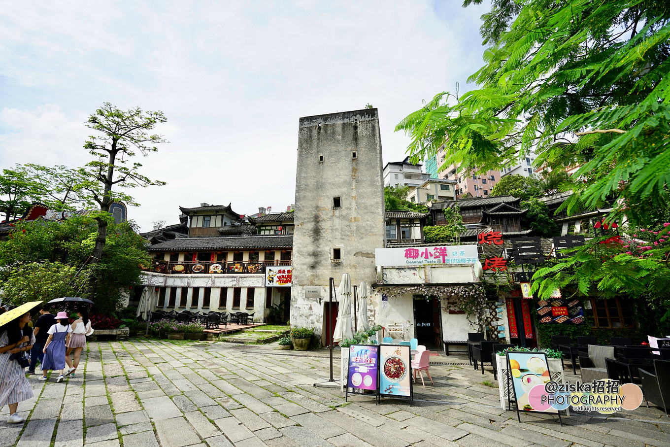 小伙探索神秘洞穴视频,小伙独自探索深山神秘古墓