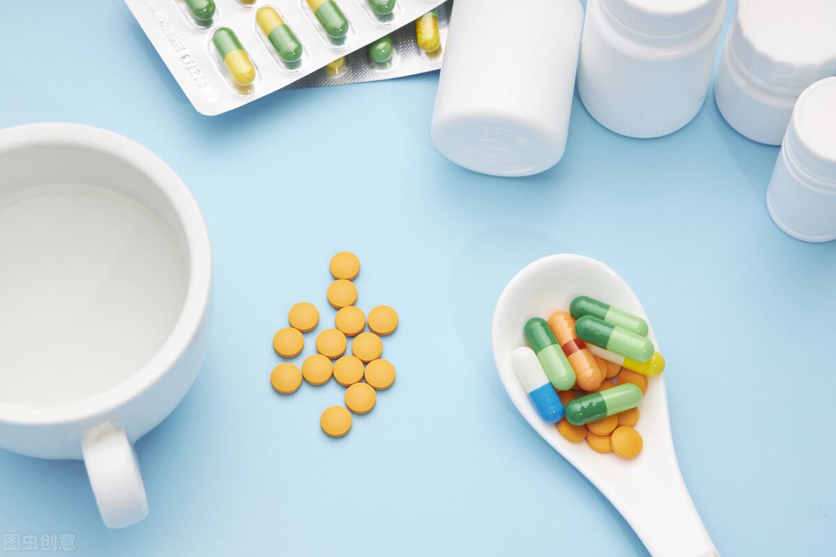 狗狗不吃东西呕吐没精神吃什么药,养宠知识狗狗呕吐了怎么办