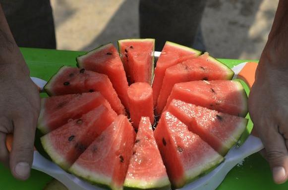 西瓜吃不完不要放冰箱教你土方法,吃不完的西瓜不要放冰箱教你一招