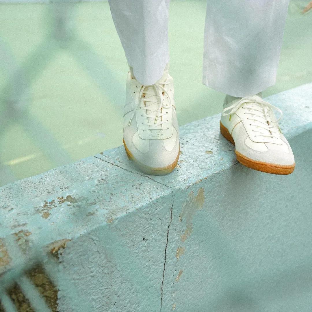 德训鞋奶油蓝白,白百何黑色德训鞋穿搭