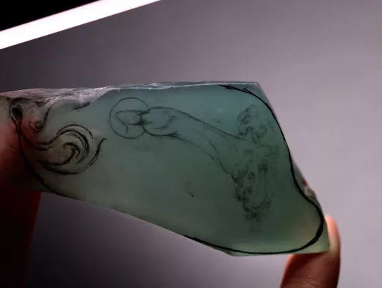 没想到居然是这样的翡翠原石,一件不起眼的翡翠原石