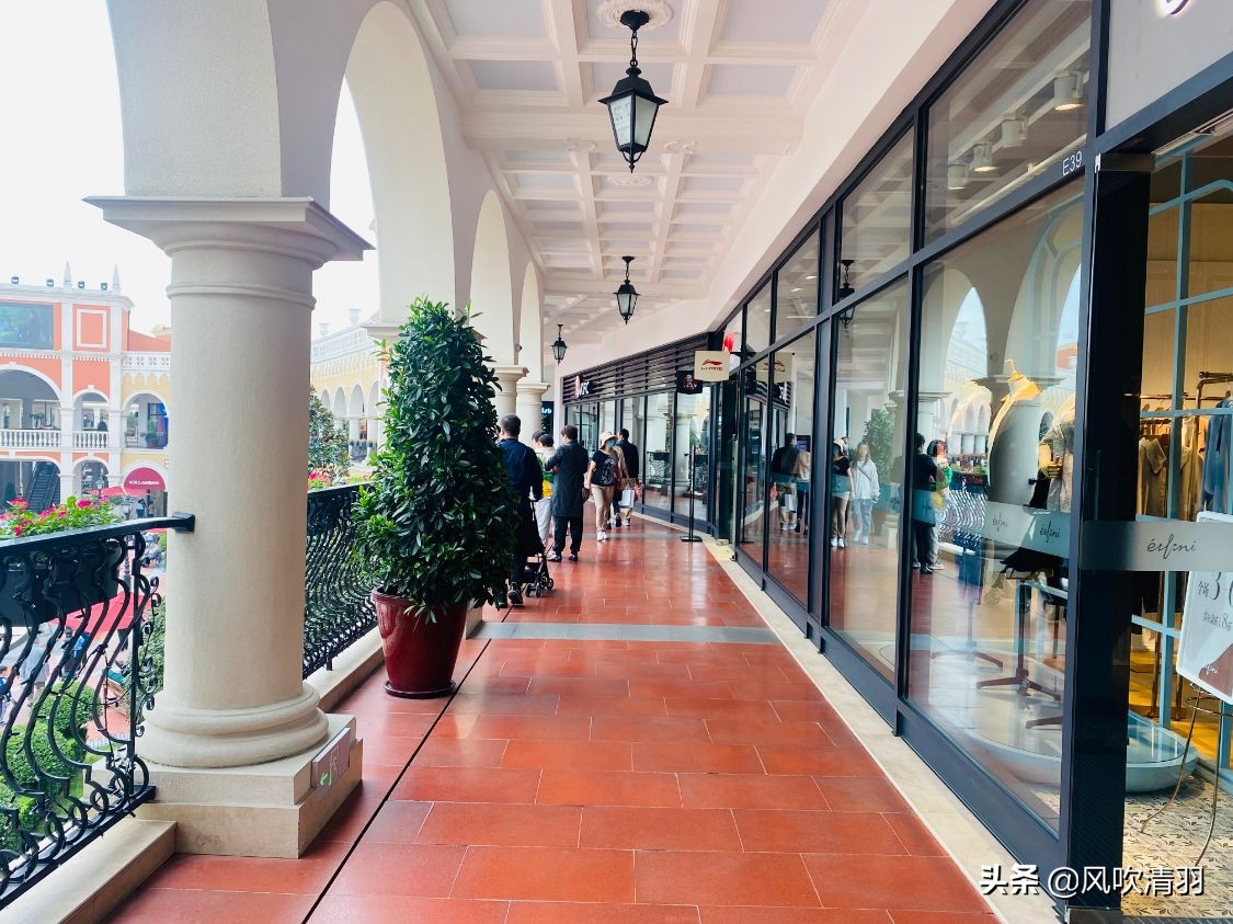 成都一个“意式”小镇火了,购物便宜品牌繁多,3500个免费停车位
