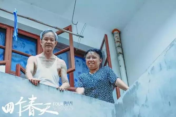 这个男人4年只花1500块陪父母，却看哭千万中国人，巩俐为他点赞