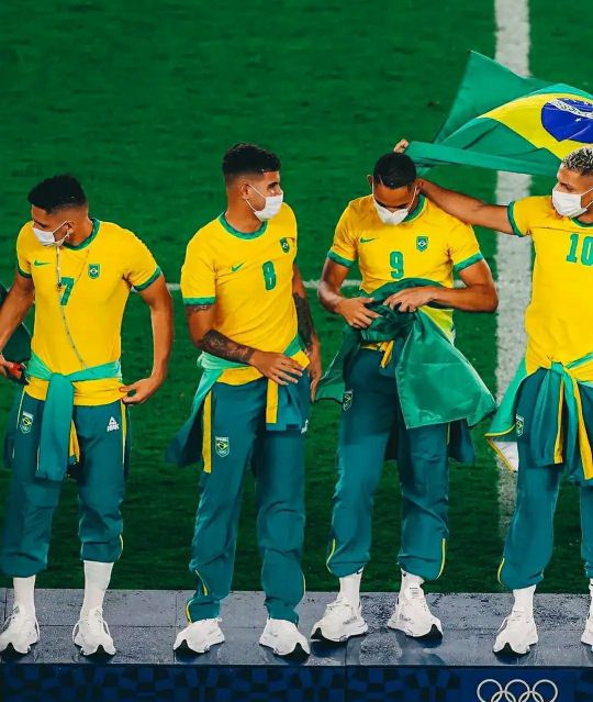 巴西男足拒穿领奖服的原因,两不得罪权衡利弊