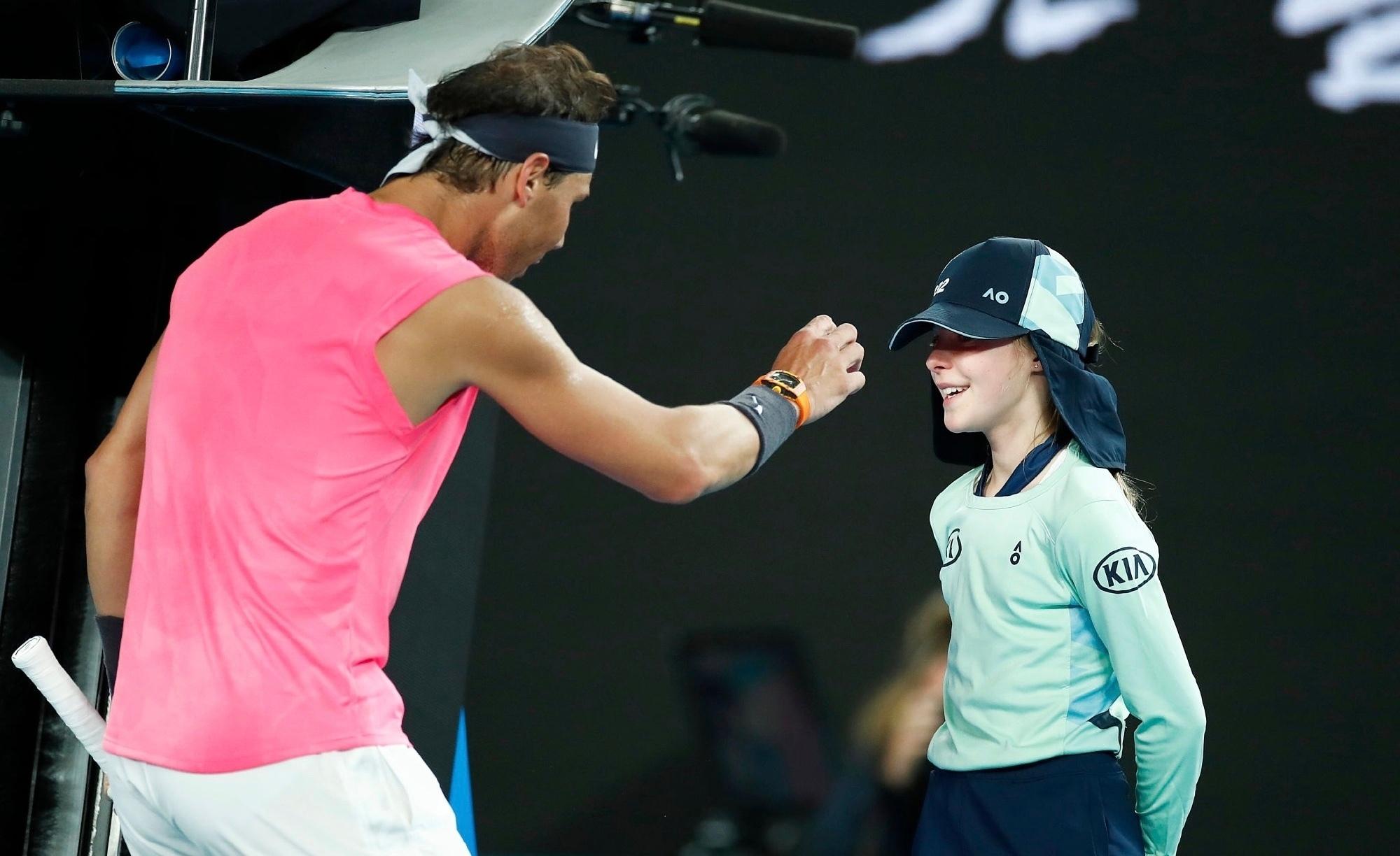 纳达尔亲吻球童视频,纳达尔暖心亲吻女球童引全场掌声