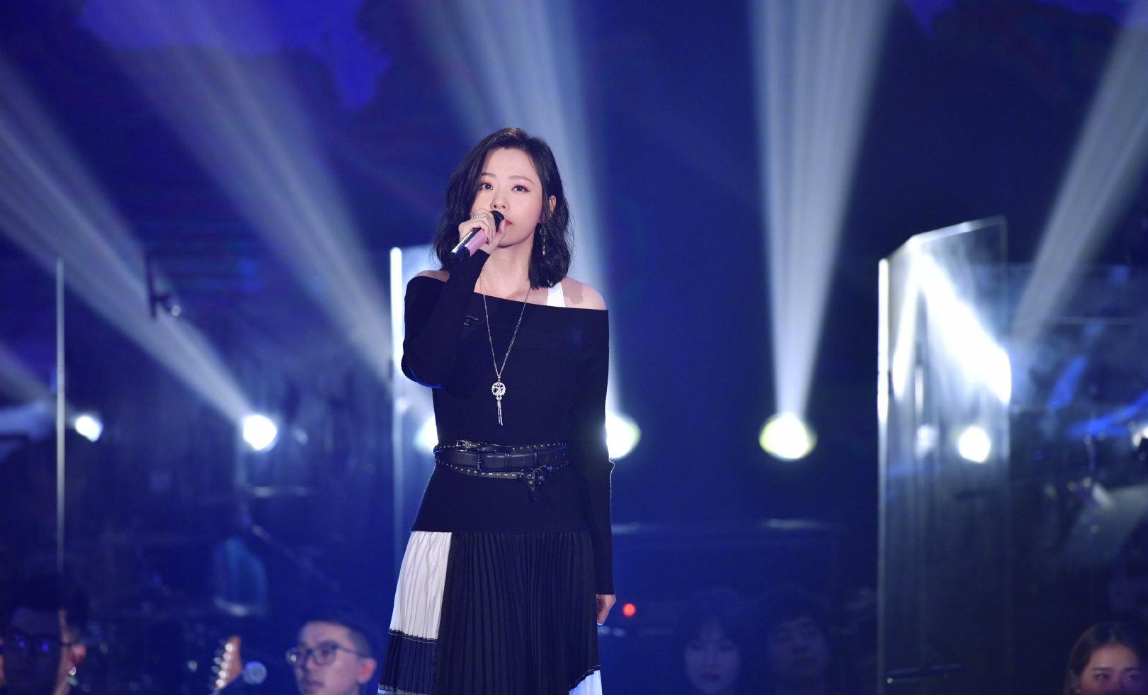 张靓颖吊带裙惊艳全场,张靓颖清唱天下无双完整版