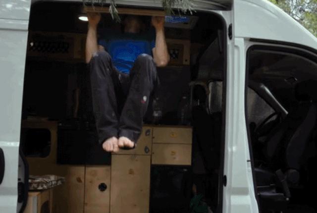 在这起悲剧中，“不作不死”的评论只会暴露偏见