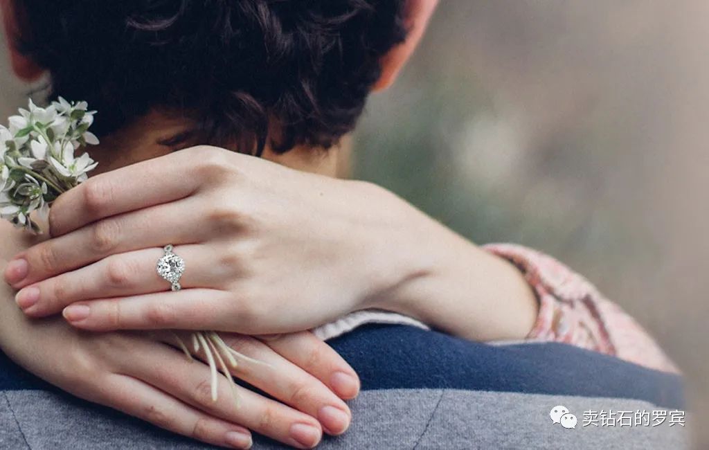 销售珠宝遇到顾客纠结价格话术,珠宝销售中顾客说太贵了应对技巧