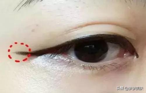 不仅丑还特别显老,男人看了都反感,化妆的女人注意了,别踩雷