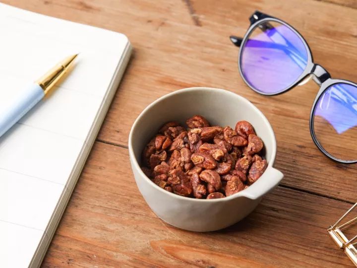 椒盐山核桃仁,核桃仁咸香酥脆的家庭做法