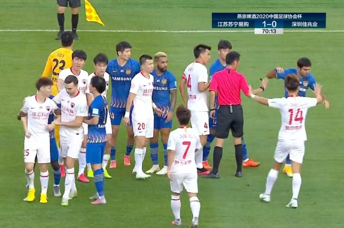 足协杯爆发冲突!深足大将肘击对手,两黄变一红被罚下+导致丢球