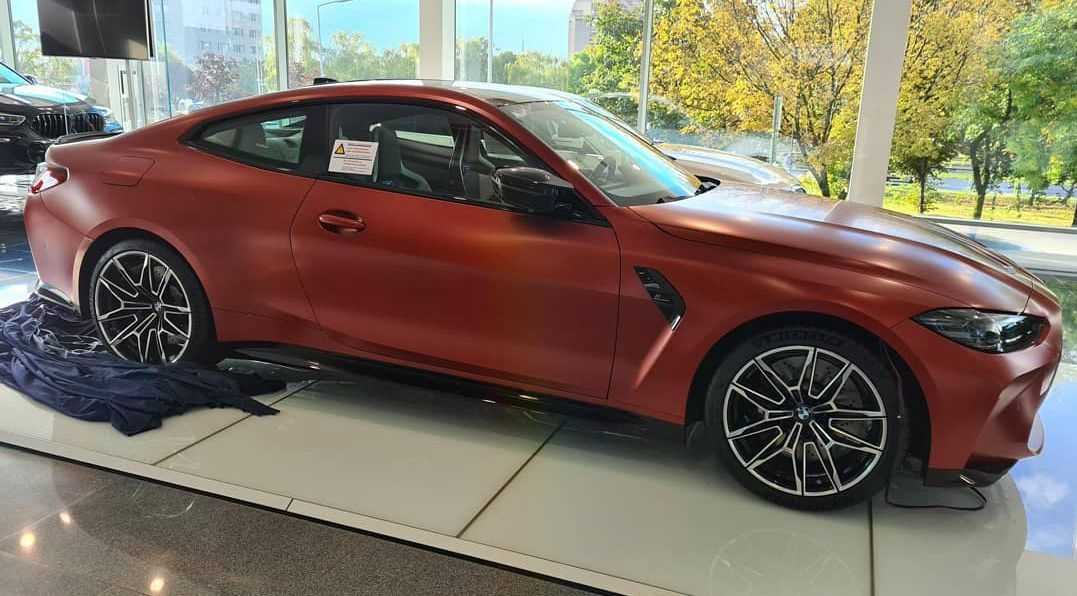 最新款宝马m4在大街上跑,激光大灯宝马四系