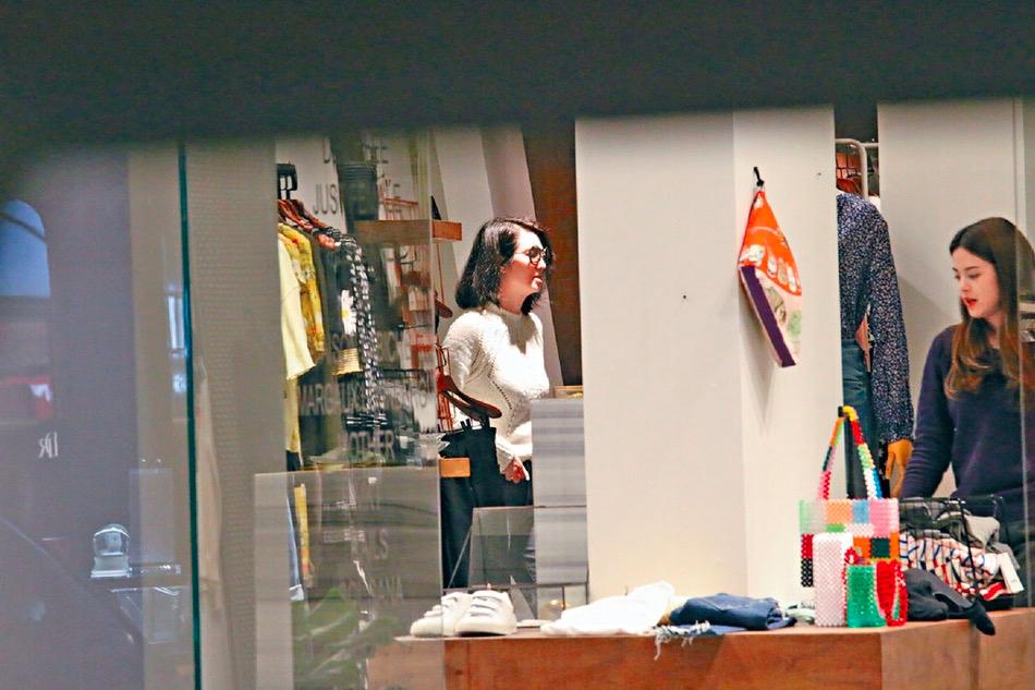 洪欣带女儿逛商场购物,洪欣带女儿出去上幼儿园