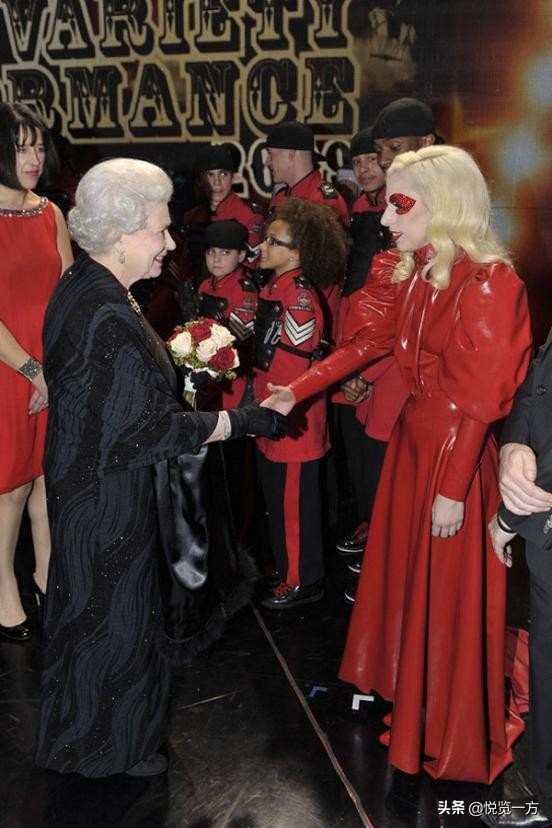 安吉丽娜朱莉与凯特温斯莱特,英女王见英王太后要行礼吗