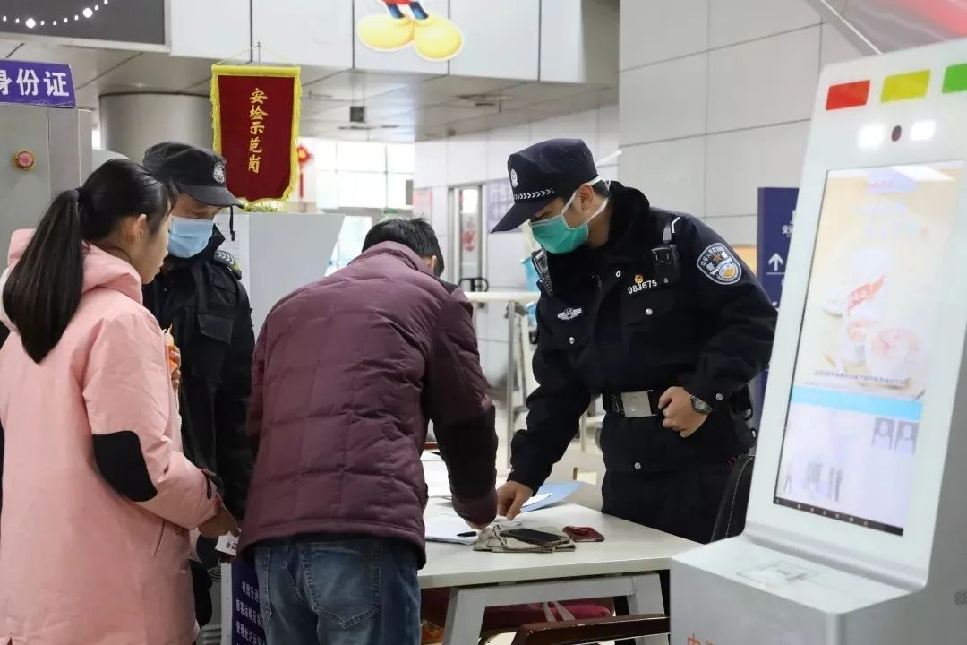 30年发展，上海浦东看似没变的红绿灯有何不一样？