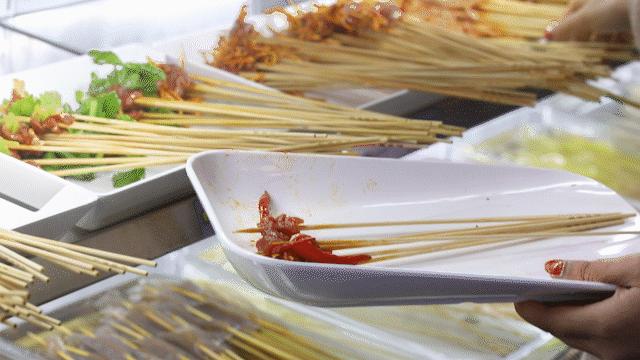 只此一家的牛腩串串火锅C位出道，19块9请你放肆开涮