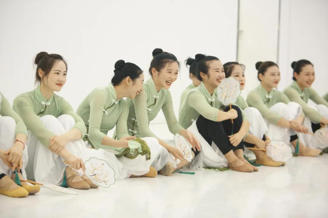 舞蹈大长腿就是这样炼成的,舞蹈生的大长腿是怎么练出来的