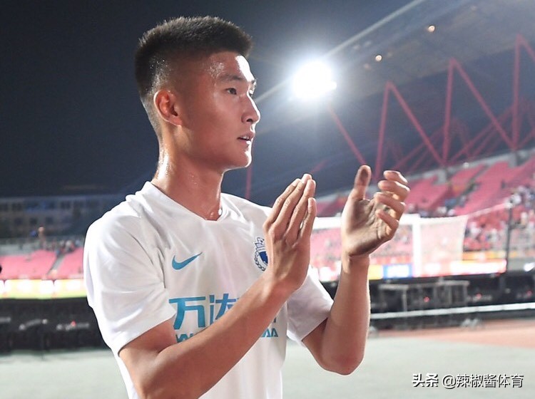 一方官宣贝尼特斯出任主帅,大连一方引进7个国脚