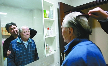 中国小伙报答瑞士房东，接他到中国赡养，老人去世：想长眠在中国