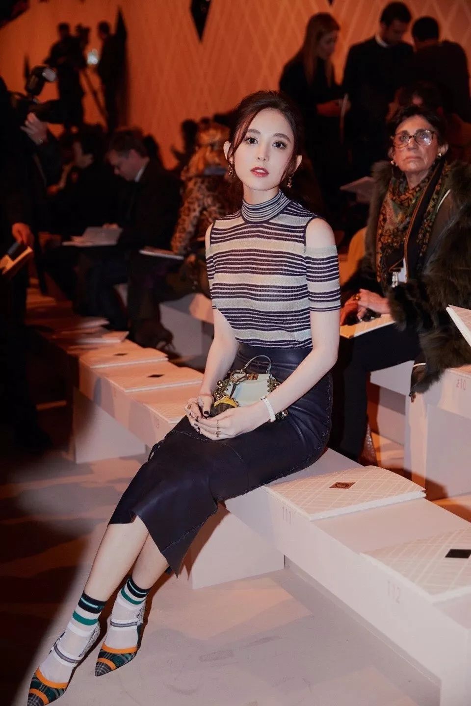 杨幂的经典穿法你学会了吗,杨幂袜子穿搭