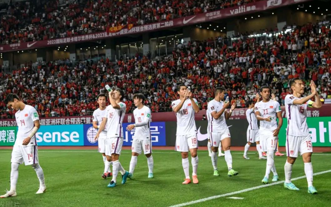 国足备战40强赛场上场外都下功夫,国足火爆现场